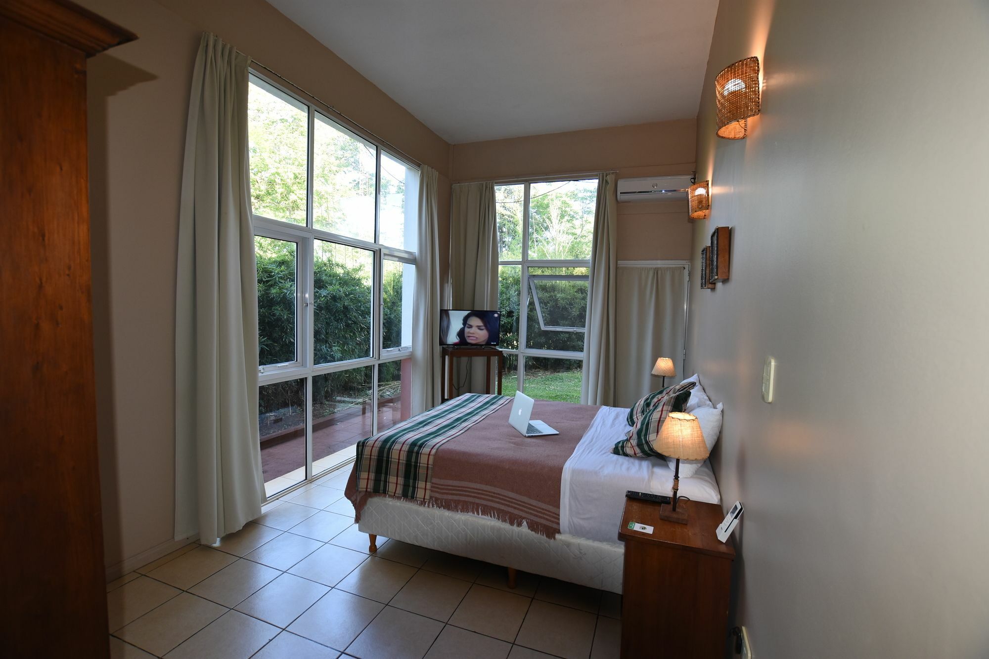 Tangoinn Club Iguazu Party Luxury Hostel Puerto Iguazu Bagian luar foto