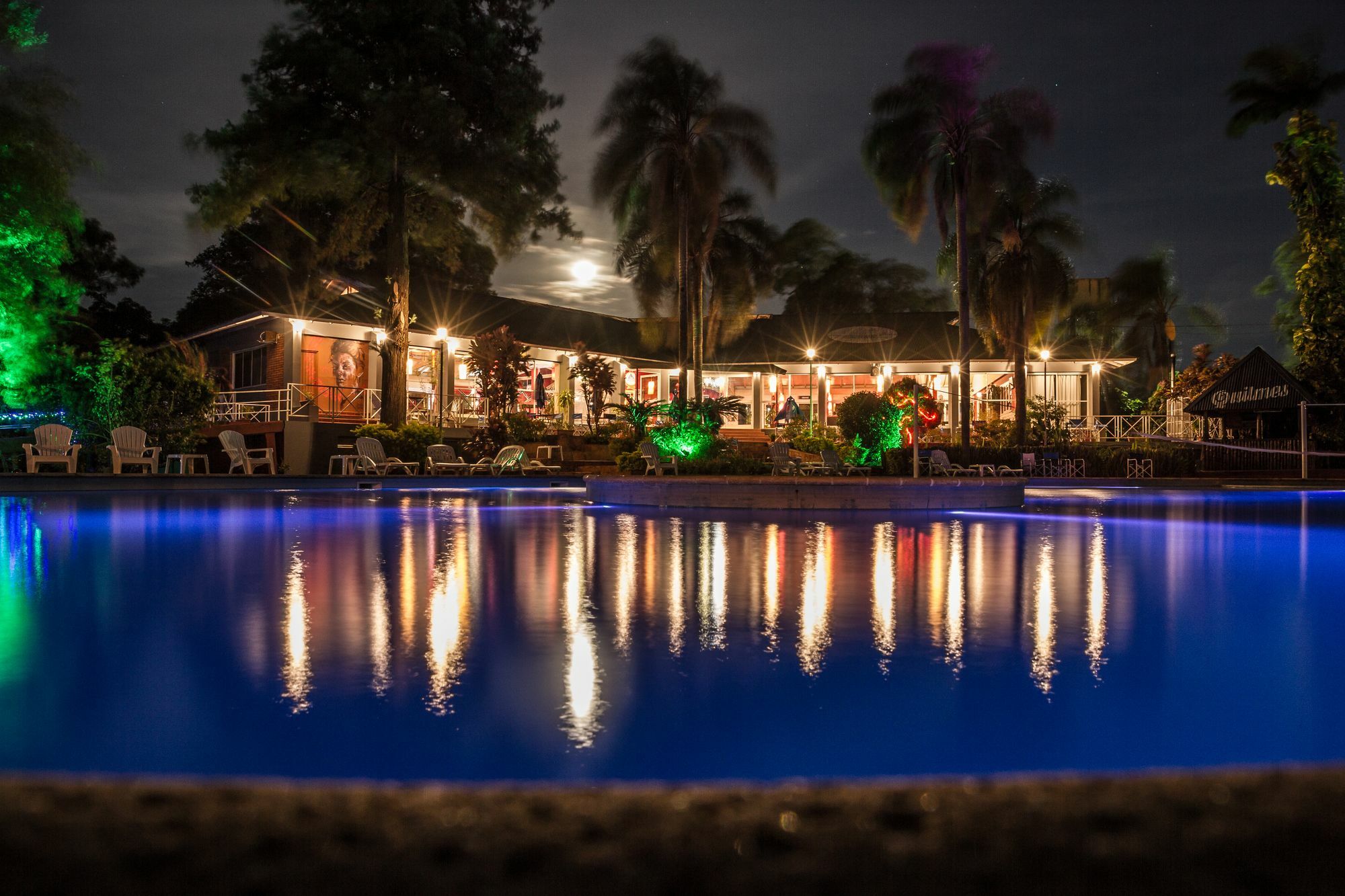 Tangoinn Club Iguazu Party Luxury Hostel Puerto Iguazu Bagian luar foto